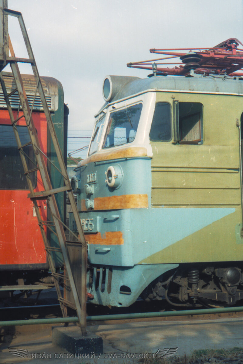 Этот ВЛ60к-1155 при мне перекрашивали раз 7, прозвали его "Без пяти двеннадцать"