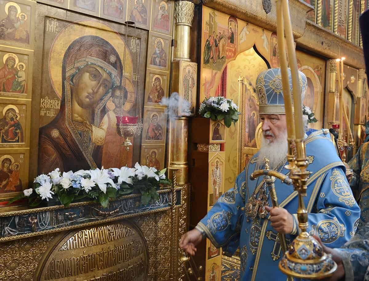 Казанская богородица церковь. Казанская икона Божией матери в церкви. Икона Казанской Богородицы в Москве в храме Казанской Богоматери. Казанская Храмовая икона Божьей матери. Служба в Ковылкинском храме иконы Казанской Божьей матери.