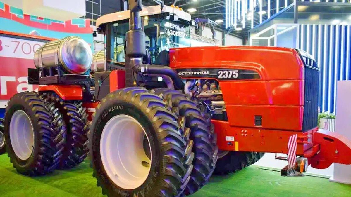 Фото: rostselmash.com Первый газомоторный российский трактор РСМ 2375 на форуме в СПб