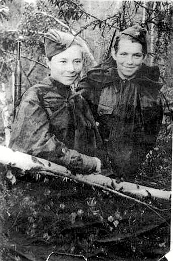 Маруся Поливанова и Наташа Ковшова. Говорят, у войны не женское лицо. Но во время Великой Отечественной войны военную форму надели не менее 800 000 женщин. Из них 2484 стрелка-снайпера.