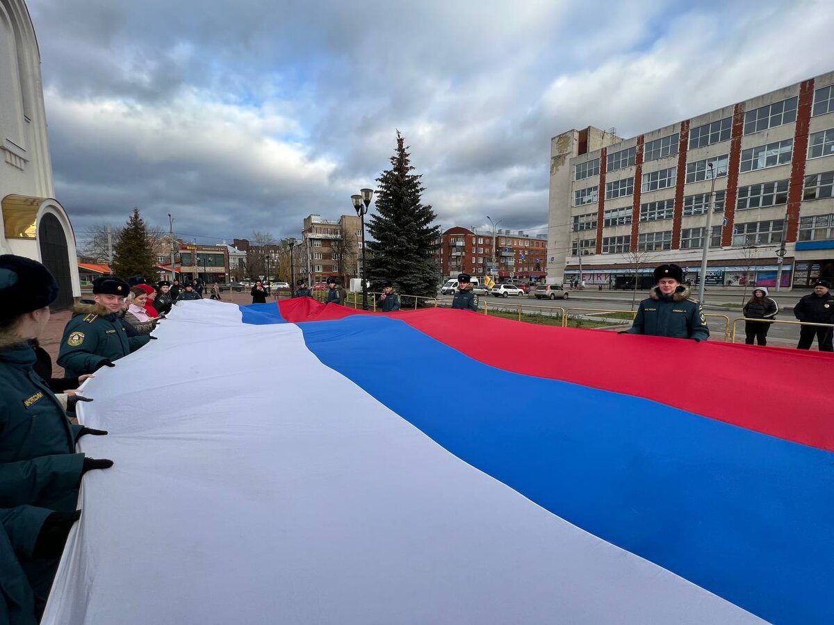    В Иванове развернули 37-метровый флаг России