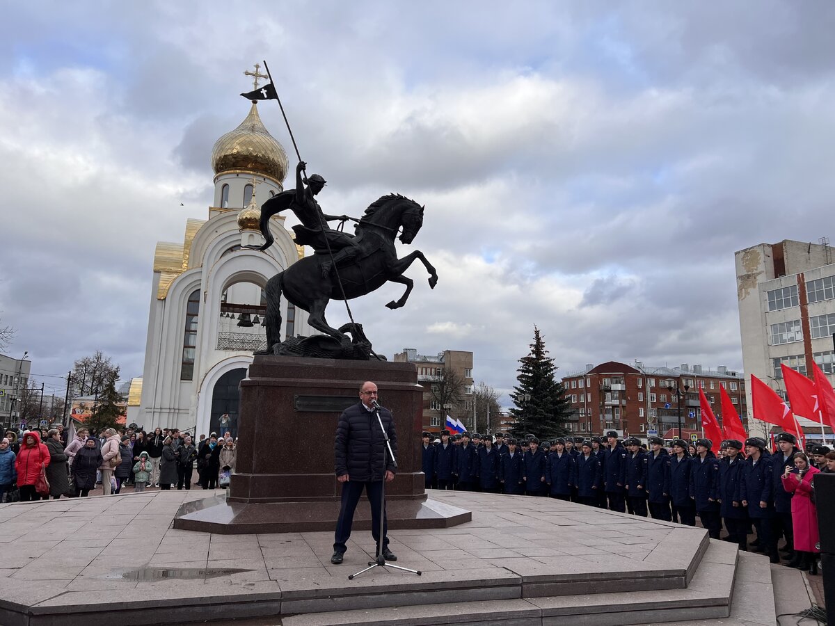    В Иванове развернули 37-метровый флаг России