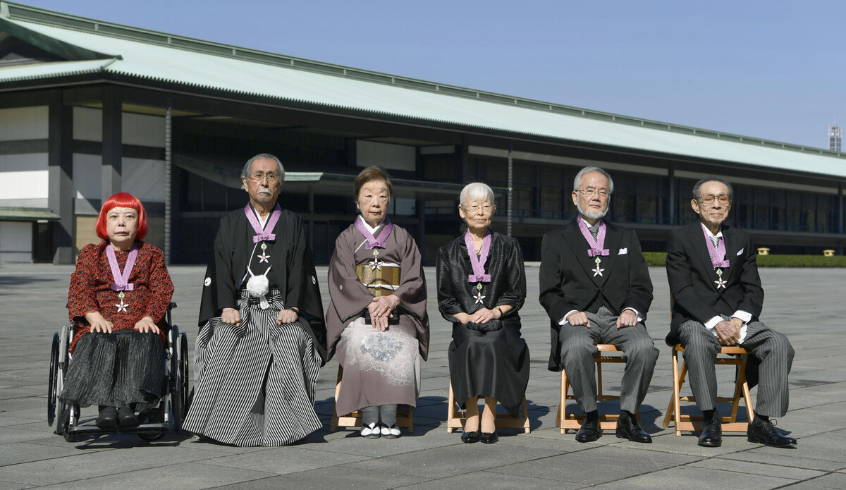 Слева направо: Yayoi Kusama, Mitsutoshi Nakano, Yumie Hiraiwa, Tomoko Ohta, Yoshinori Ohsumi и Hiro Fukuda