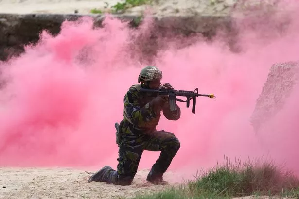 Кенийский морской пехотинец на учениях
