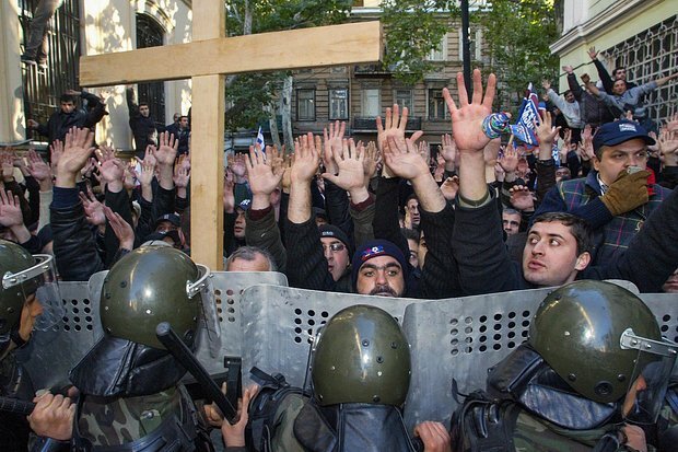    Акция протеста против первого заседания нового парламента, организованная радикальной оппозицией, противниками грузинского президента Эдуарда Шеварднадзе, 22 ноября 2003 года. Фото: Василий Шапошников / Коммерсантъ