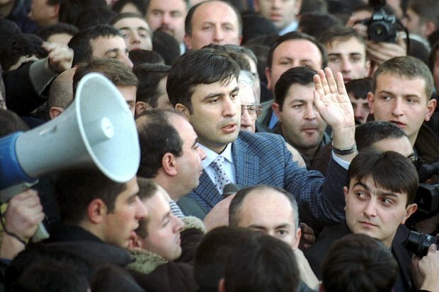    Михаил Саакашвили (в центре) на митинге 22-23 ноября в Тбилиси, 2003 год. Фото: РИА Новости