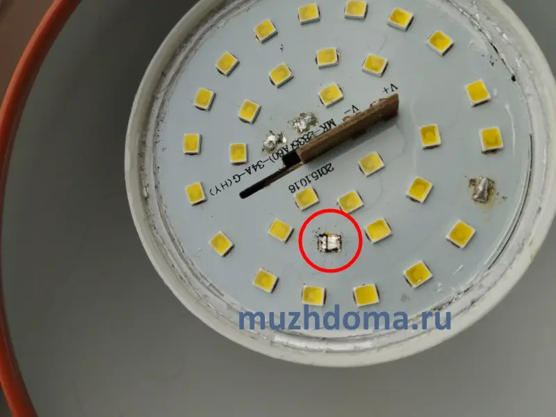 Да, лампочка неоднократно переносила "ремонт". Рано ее списывать, в гараже еще послужит.