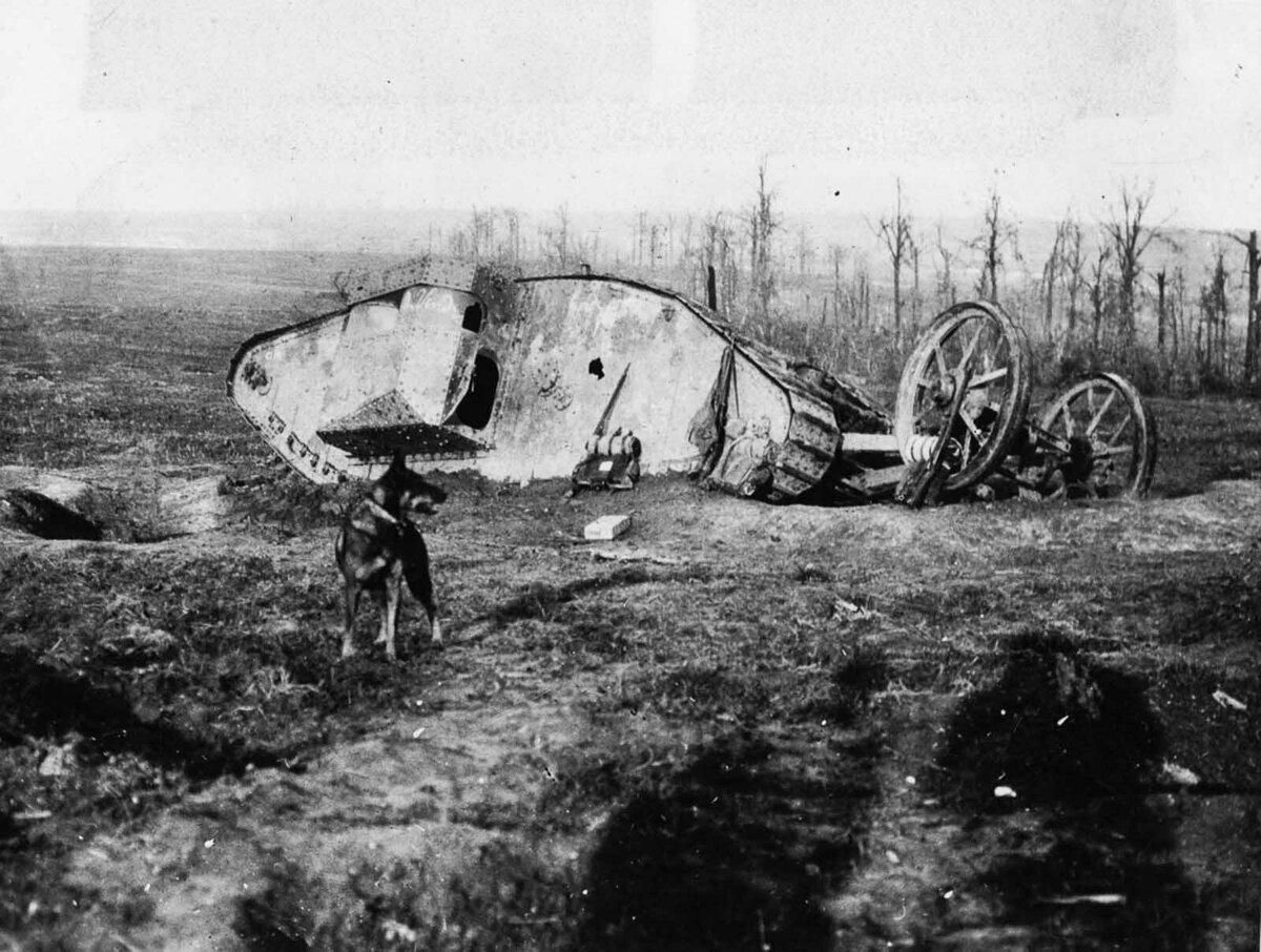 Уничтоженный огнём немецкой артиллерии британский танк Mk I (самка) на фронтовом участке к северу от Ле Було. [Cентябрь 1916 года]