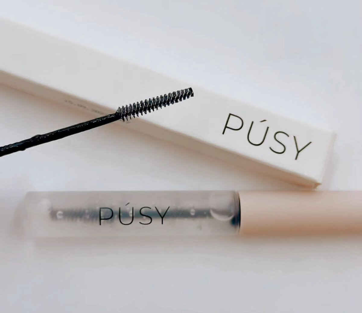 Очень удобная инновационная щеточка захватит каждый непослушный волосок