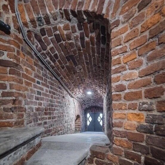 Толстые кирпичные стены внутри самой колонны. 