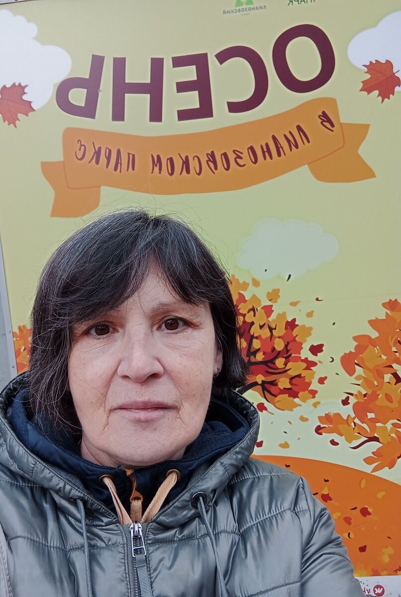 Вот я стою у центрального входа в парк. Жду подругу. Немножко странненькая, немножко пришибленная, но в целом вообще бодрая и к прогулке готовая вполне. Фото автора.(на карте палочка типа 1).