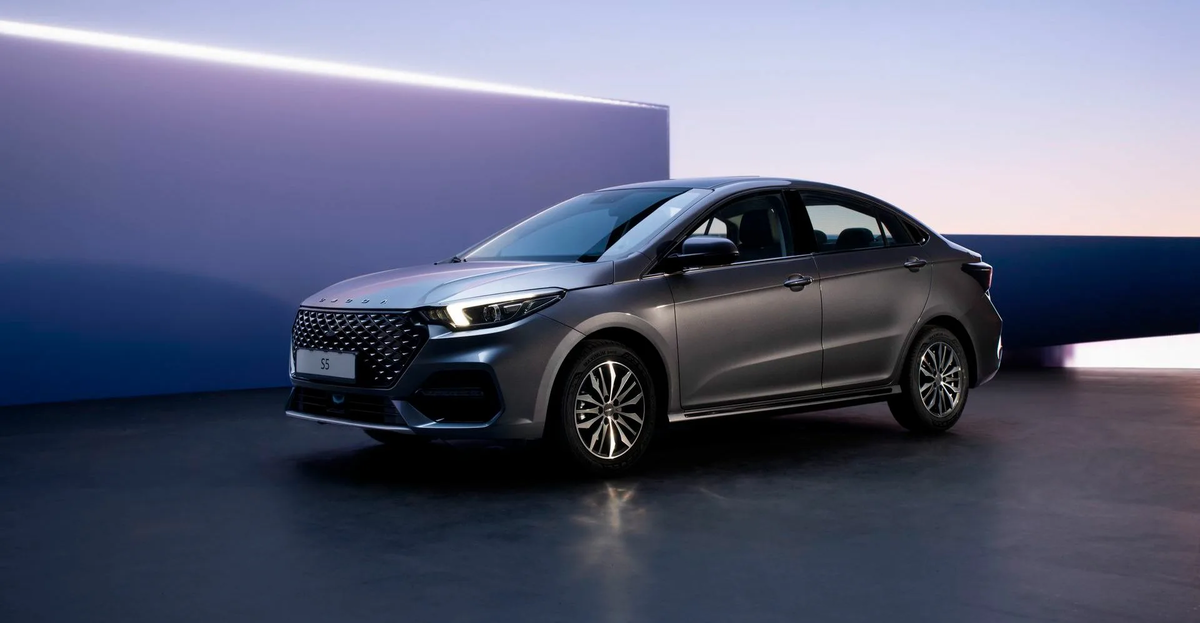 На фото - один из лидеров китайского автопрома Omoda S5, который, как считается, является улучшенной заменой Солярисам, Рио и Сонатам, которые недавно начали уходить из России. Его цена около 2.5 млн рублей, а комфорта в ней на все 5.