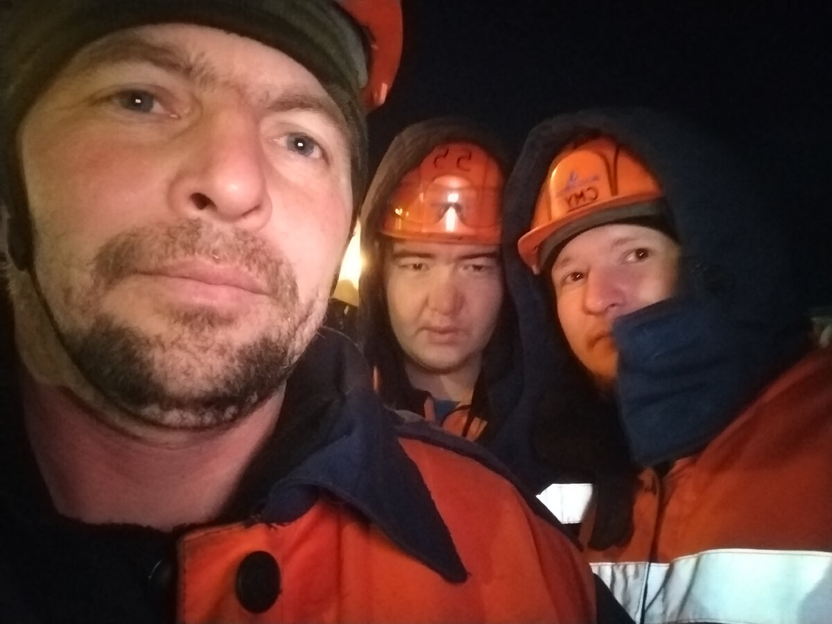 В очереди на работу. Я, Кадыр, Паша.