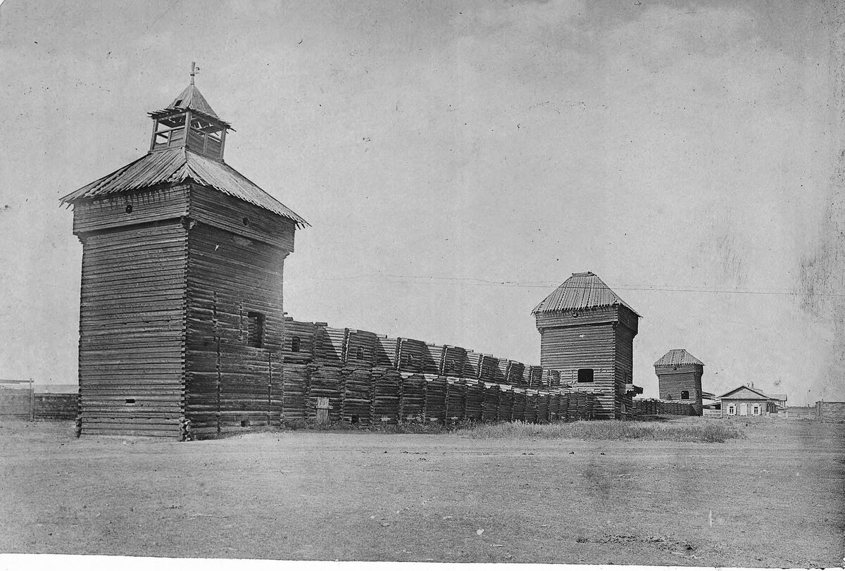 Участок стены Якутского острога, фотография начала ХХ века.