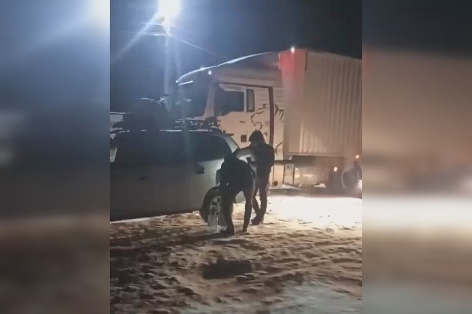    Пишут, что на переправе застряли более 200 машин. Фото: кадр из видео