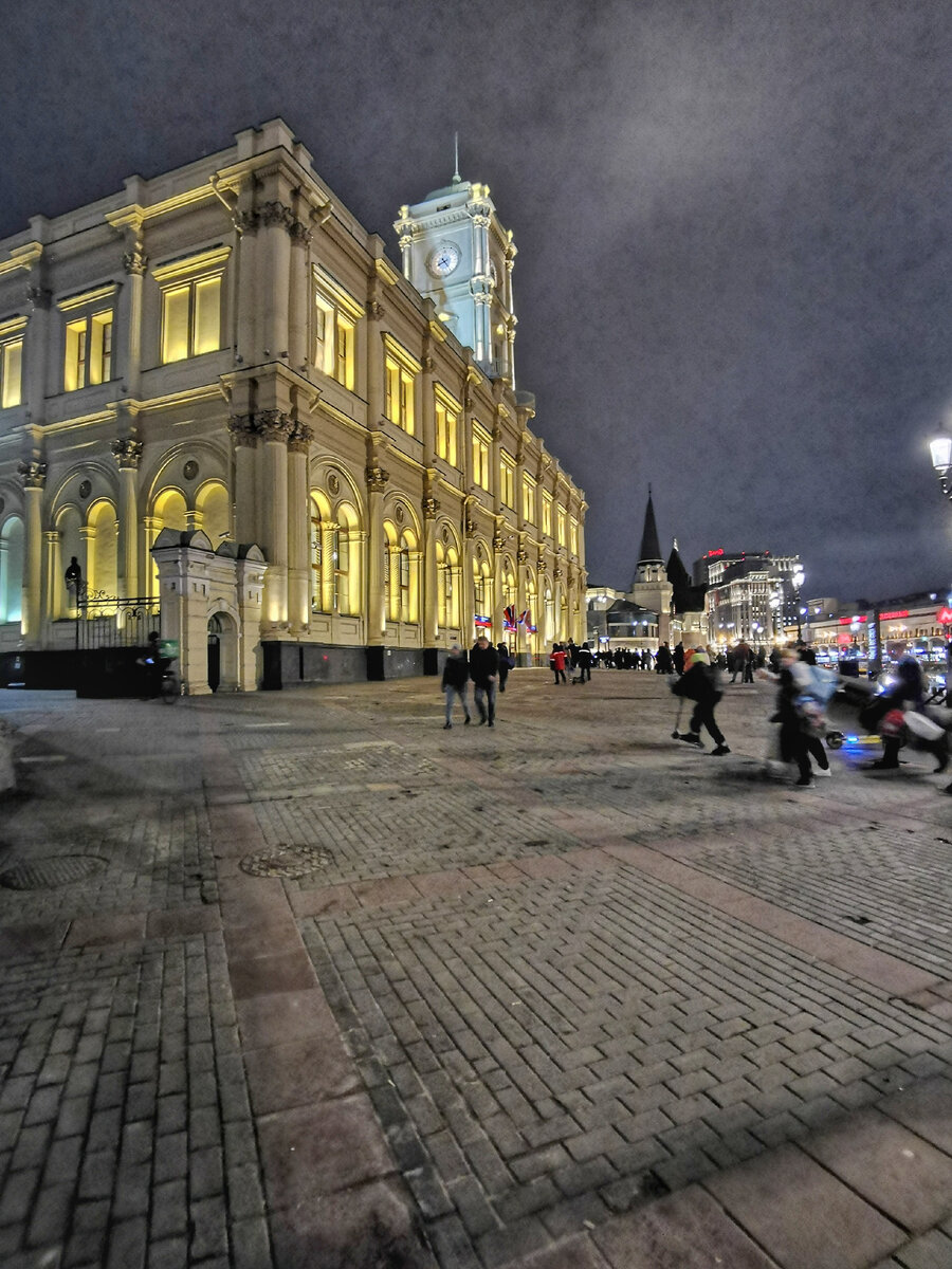 Продолжилось на Ленинградском вокзале.