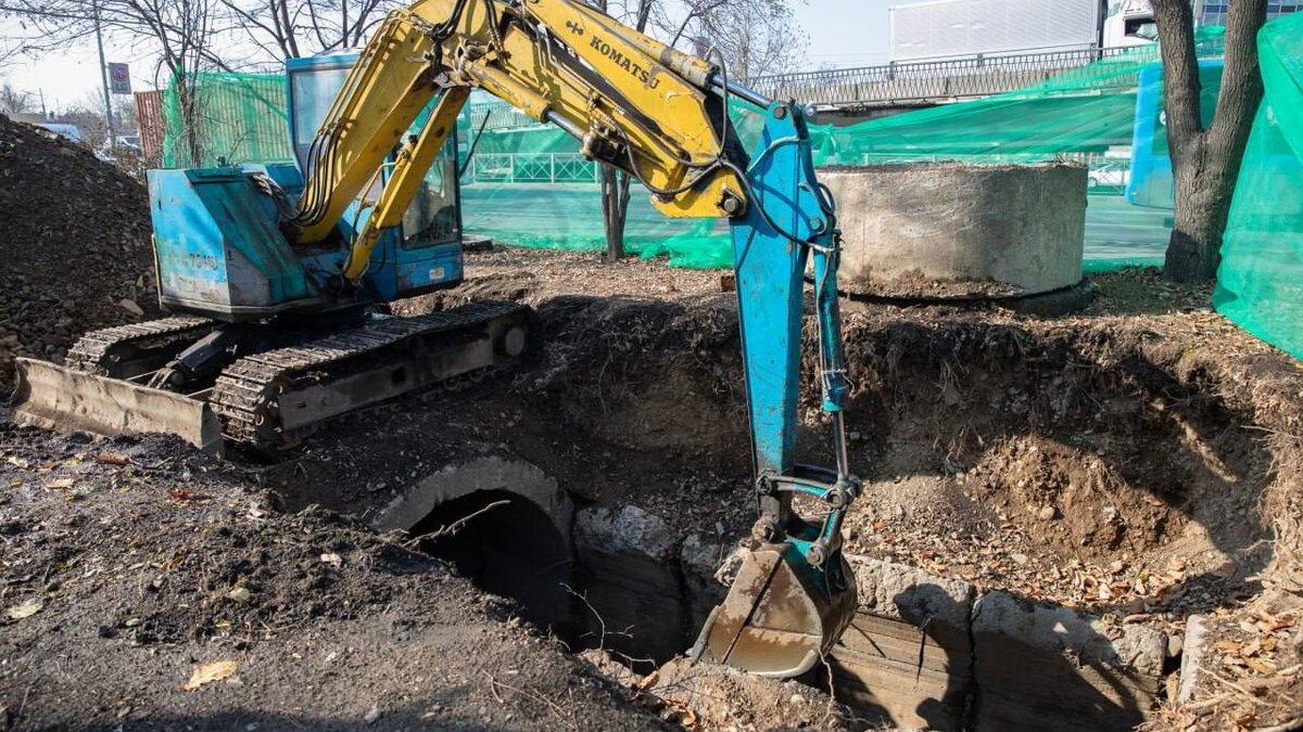     На Второй Речке во Владивостоке случилось настоящее преображение — рабочие прочистили коллектор ливневой канализации. Настолько полная очистка в нём проводилась впервые.