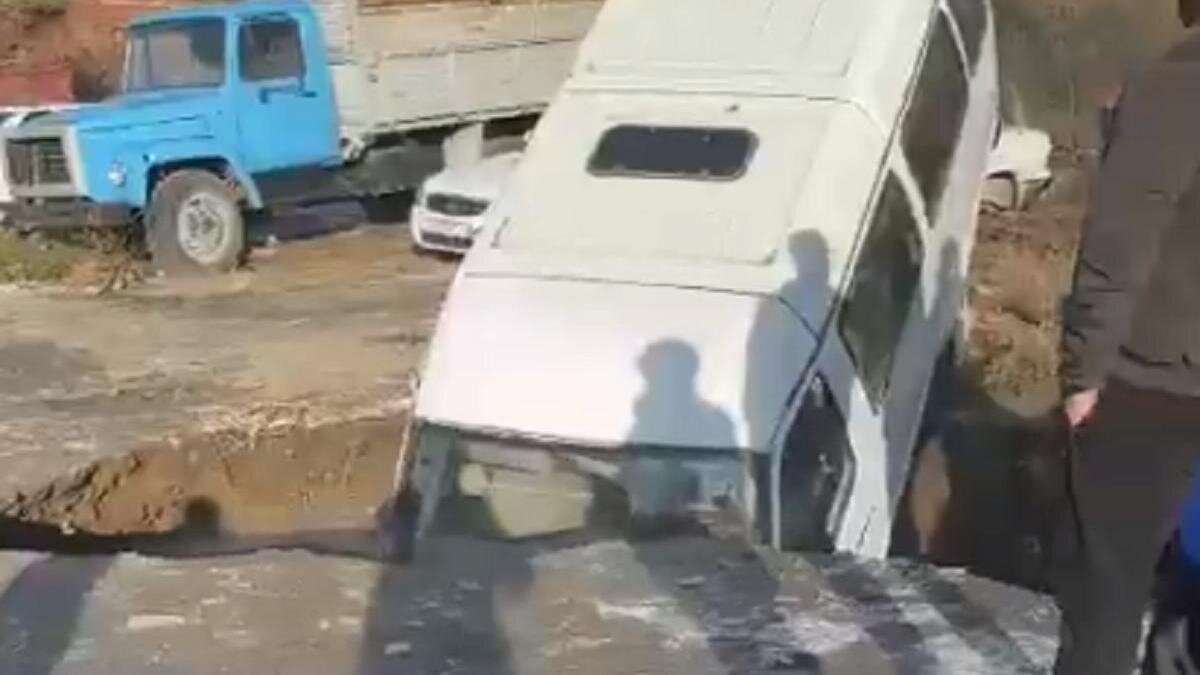    Автомобиль провалился под землю:yk-news.kz