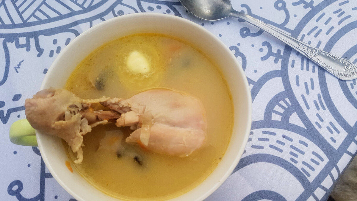 Куриный суп с вермишелью и грибами: рецепт - Лайфхакер