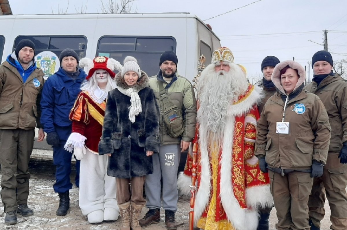    В новогодние праздники добровольцы не отдыхают – развозят по домам подарки.
