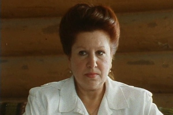 В 90-х Ульянову приглашали только в эпизоды, актриса осталась почти без работы. А ведь работа была для нее главным приоритетом в жизни. Так она потеряла свою опору. 