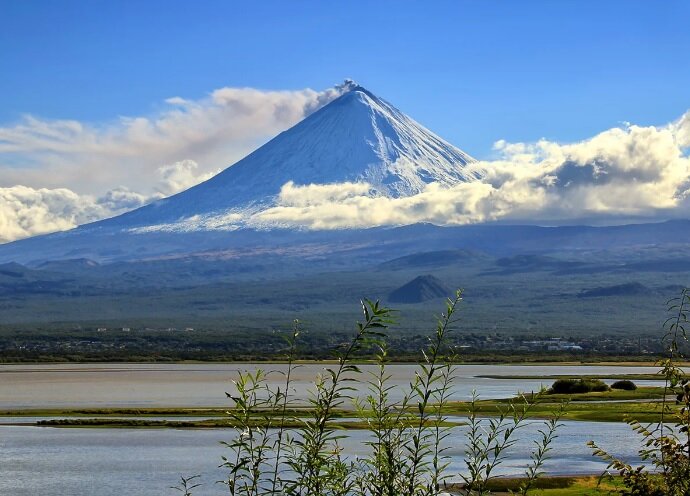 Озеро Куражье и вулкан Ключевской, фото из открытых источников Яндекс