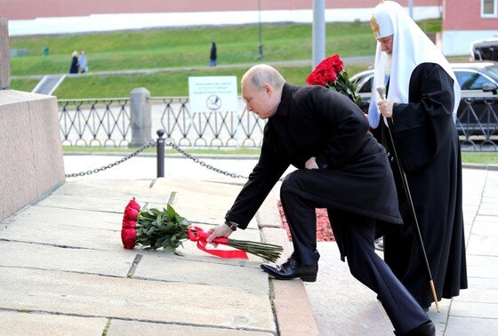    Президент РФ Владимир Путин и патриарх Московский и всея Руси Кирилл на церемонии возложения цветов к памятнику Кузьме Минину и Дмитрию Пожарскому