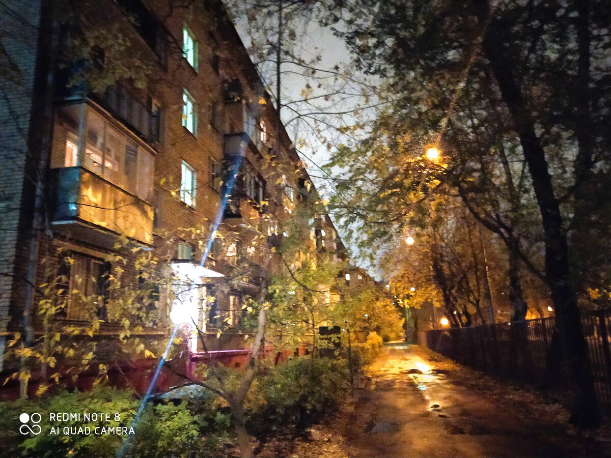 Дом моего детства. москва, проезд Нансена, дом 10, корпус 3Двор с жёлтыми пятнами фонарей у подъездов был непривычно тих и пуст. Ни старушек на лавочках, ни детей, играющих в «съедобное-не-съедобное», ни маминых голосов, зовущих детей на ужин. Двор вымер, как будто по телевизору показывали очередную серию фильма «Семнадцать мгновений весны».
