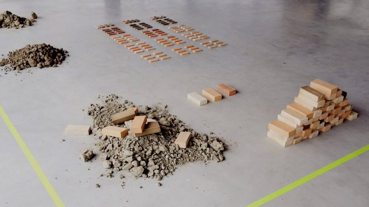 Голландсикий дизайнер Эми Бенсдорп нашла способ очистить загрязненную глинистую почву от «вечных химикатов» PFAS, обжигая их в кирпичи.