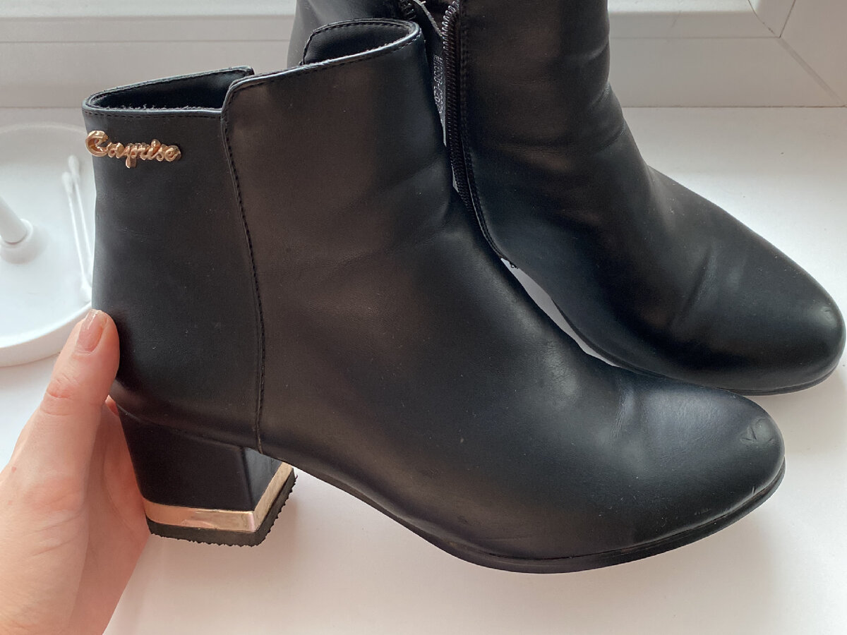 По мне так хорошие сапоги. На носике есть пару изъянов,но на улице их точно не будет видно. Пыль, грязь, дождь и тд все недостатки скроют.