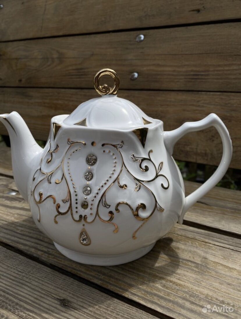 Возможно, такие чайники уже не в моде. Но мне было жалко отдавать его за такую цену, причем новый.