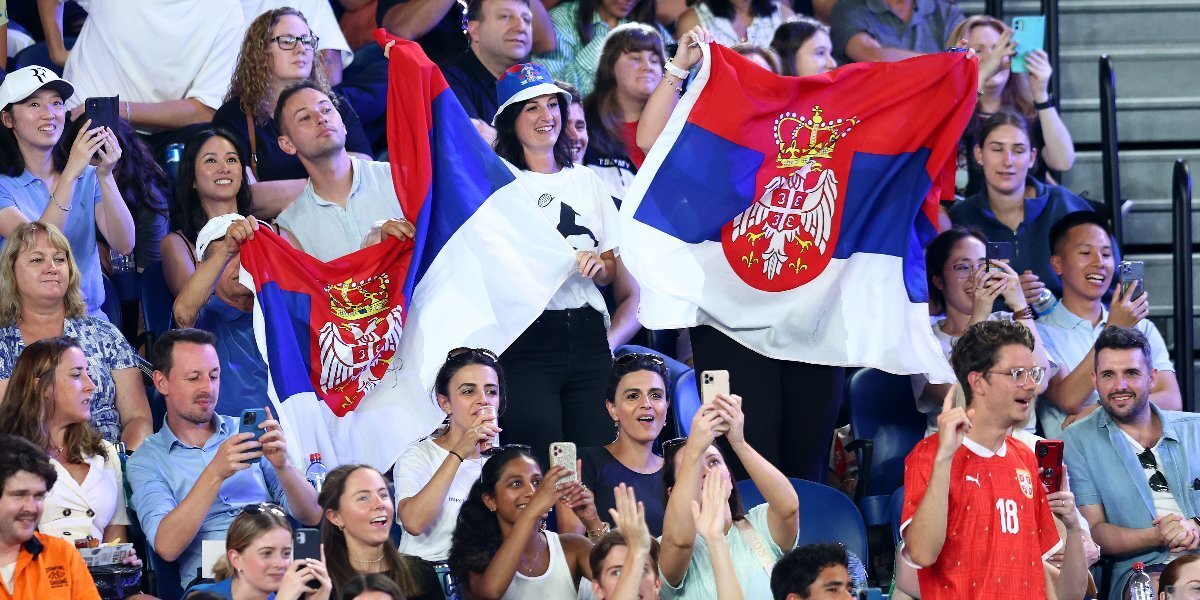 Российские спортсмены на олимпиаде 2024. Болельщики на трибуне флаги России. Россияне спасибо болельщики из Украины. Фанаты Сербии поддержали Россию.