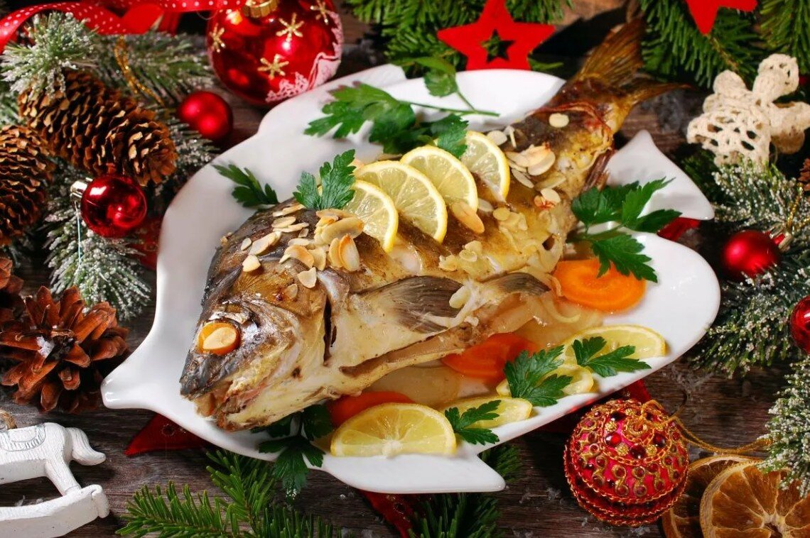 Простые блюда на новый год 2024 рецепты. Рождественский Карп по-чешски. Новогодние блюда. Блюда на новый год. Новогодний стол.
