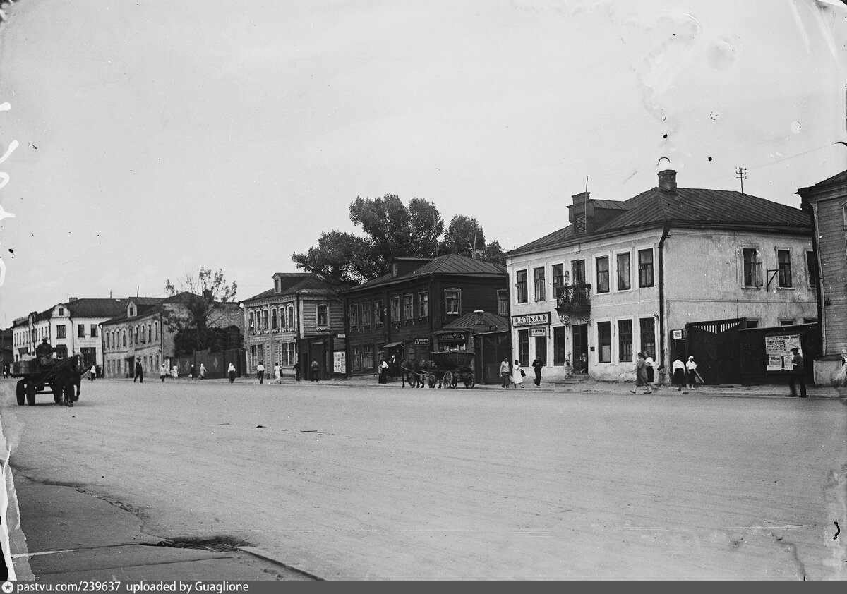 Застройка Русаковской улицы на месте современного дома №22. Вид в сторону улицы Гастелло, 1935-1938. С сайта www.pastvu.com.