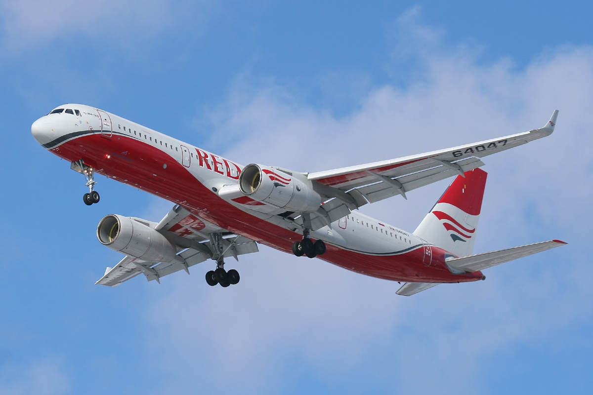 Ту-204-100B компании Red Wings Airlines. Фотокоррекция автора.