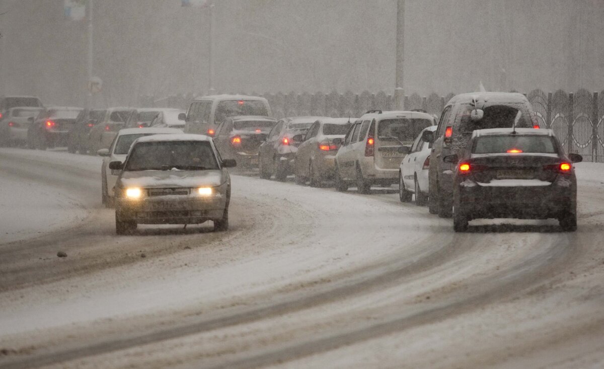    Сильный снегопад сковал дороги на севере Югры