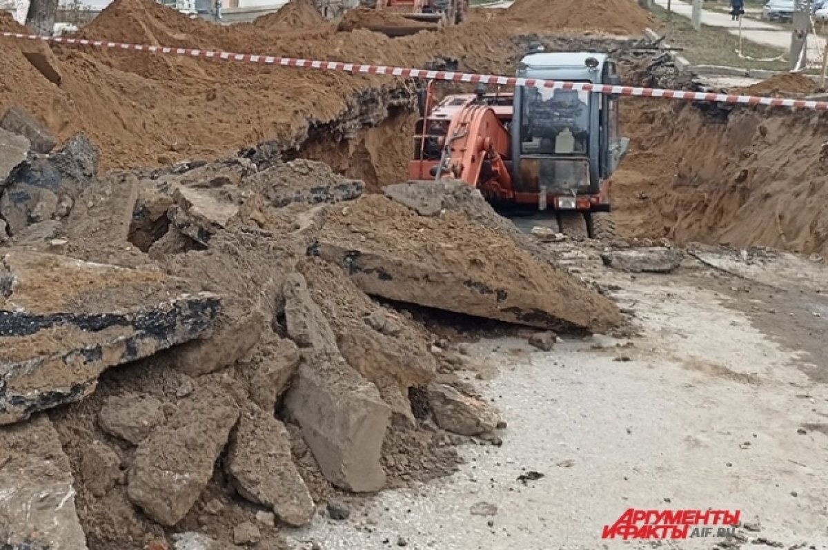    Уже несколько дней в городе пытаются устранить аварию на сетях.