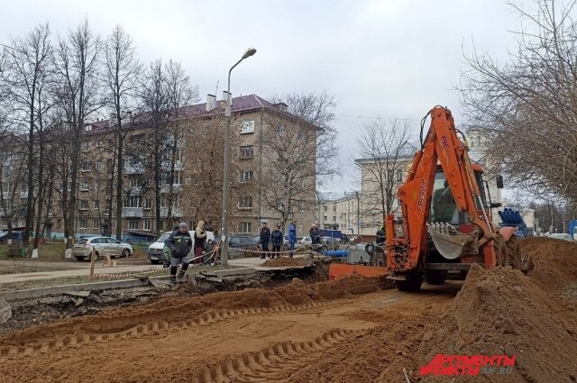    Местные жители говорят, что ежедневно идут работы, но проблема с водоснабжением в Краснокамске остаётся. Фото:  АиФ/ Марина Медведева