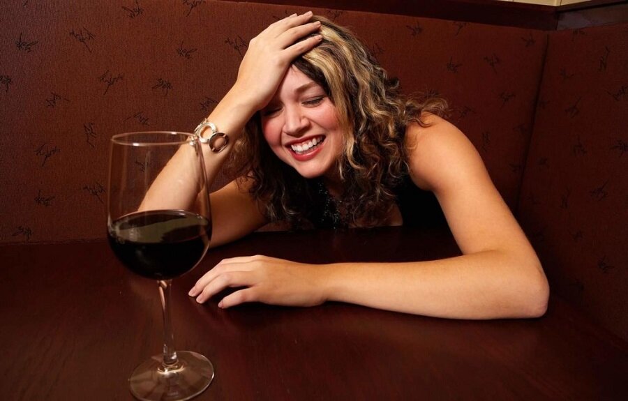 Как обращаться с пьяной девушкой: 5 главных правил поведения