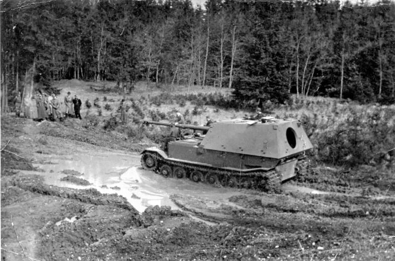 Самоходная артиллерийская установка класса истребителей танков вермахта «Фердинанд» (Sd.Kfz. 184) во время ходовых испытаний. Источник фото: https://waralbum.ru/317619/