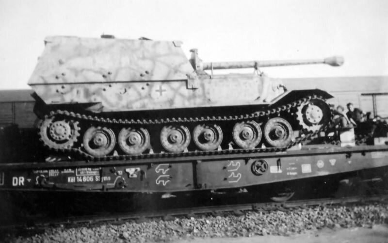 Немецкая тяжелая самоходно-артиллерийская установка «Фердинанд», погруженная на железнодорожную платформу. Источник фото: https://waralbum.ru/188091/