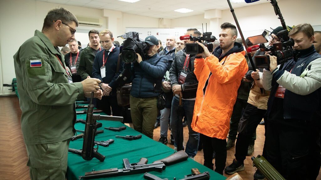 Специалисты ЦНИИТОЧМАШ познакомили журналистов с различными образцами отечественного и иностранного стрелкового оружия