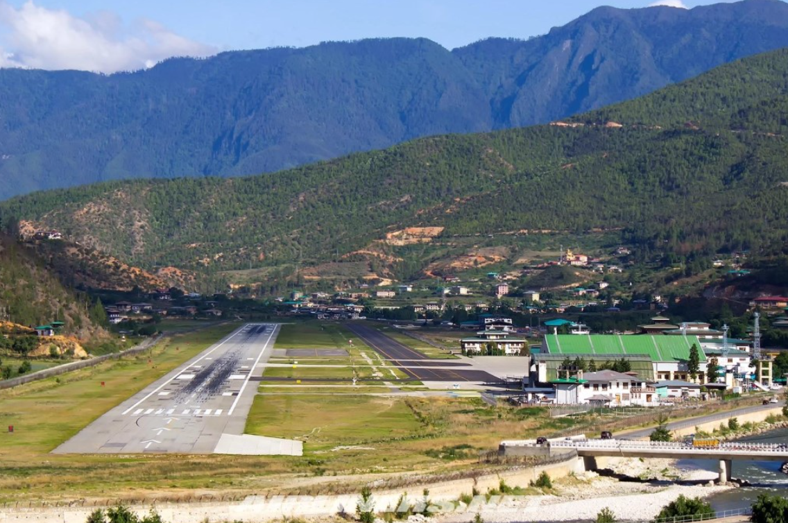 бутан тхимпху аэропорт. лукла тенцинг-аэропорт хиллари. взлетно посадочная полоса лесото. непальский аэропорт имени тэнцинга и хиллари. взлётно-посадочная полоса матекане.