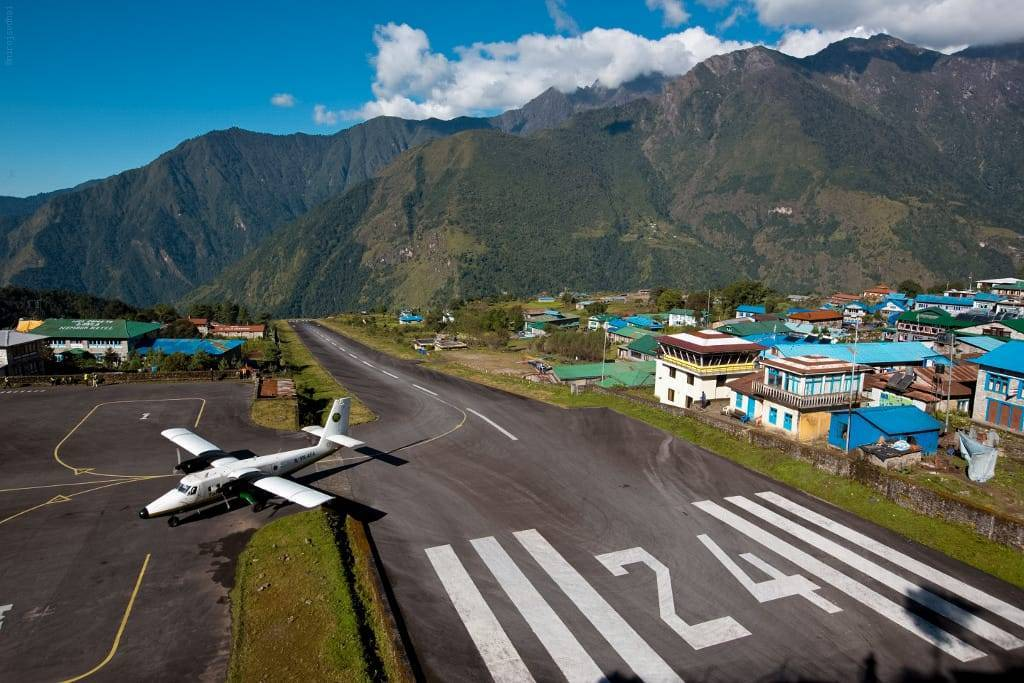 Аэродром в скале. Аэропорт Лукла Непал. Аэропорт имени Тэнцинга и Хиллари, Непал. Аэропорт Тенцинг-Хиллари, Лукла, Непал. Лукла Тенцинг-аэропорт Хиллари.