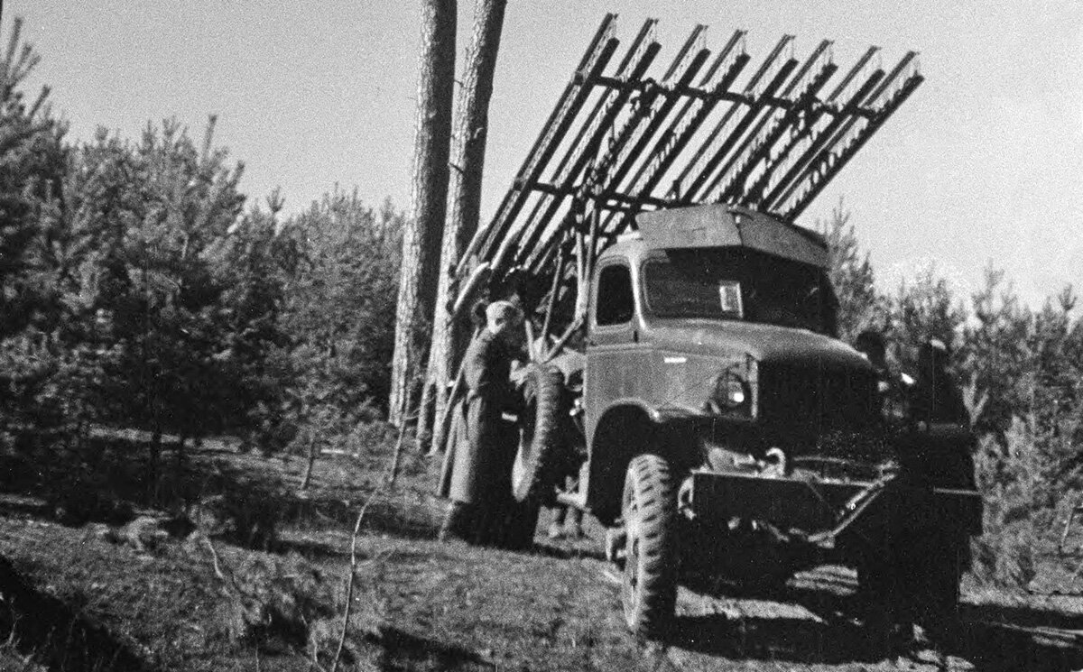 Chevrolet в неожиданной роли, как реактивная система залпового огня БМ-13. Фото известного советского фотокора Семена Осиповича Фридлянда.