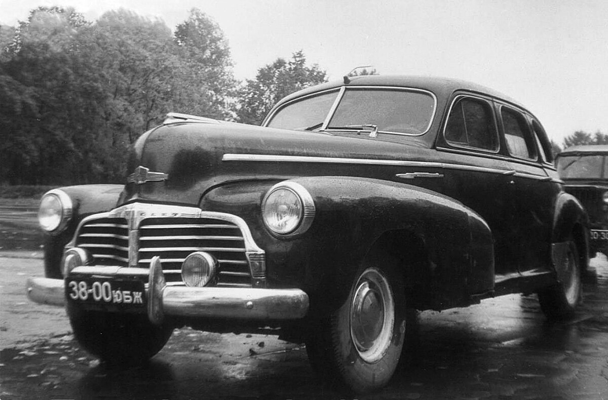 Еще одна неожиданная позиция в поставках по ленд-лизу: 200 легковых автомобилей Chevrolet Fleetline 1942 модельного года. Впрочем, в иных отчетах встречается позиция 582 «пассажирских автомобиля». Но это и автобусы могут быть!