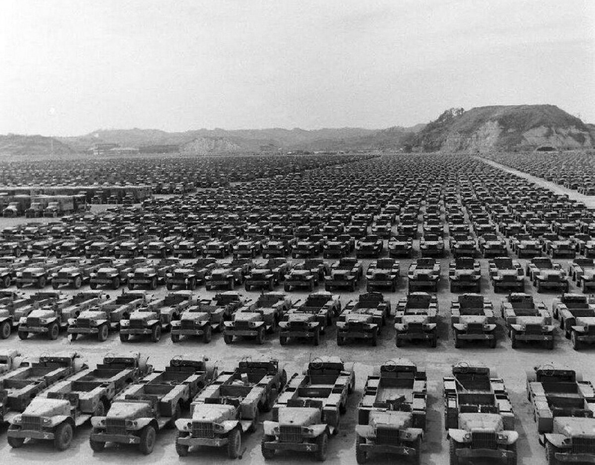 К вопросу о том, нужны ли были американцам после войны ленд-лизовские автомобили из СССР? Это склад машин армии США на Окинаве, в 1949 году. Битком, сколько хватает глазу.
