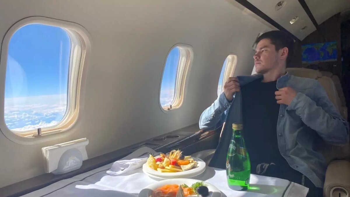     Российскому блогеру и бизнес-тренеру Аязу Шабутдинову предъявлены обвинения в мошенничестве. Об этом сообщает пресс-служба прокуратуры Москвы.