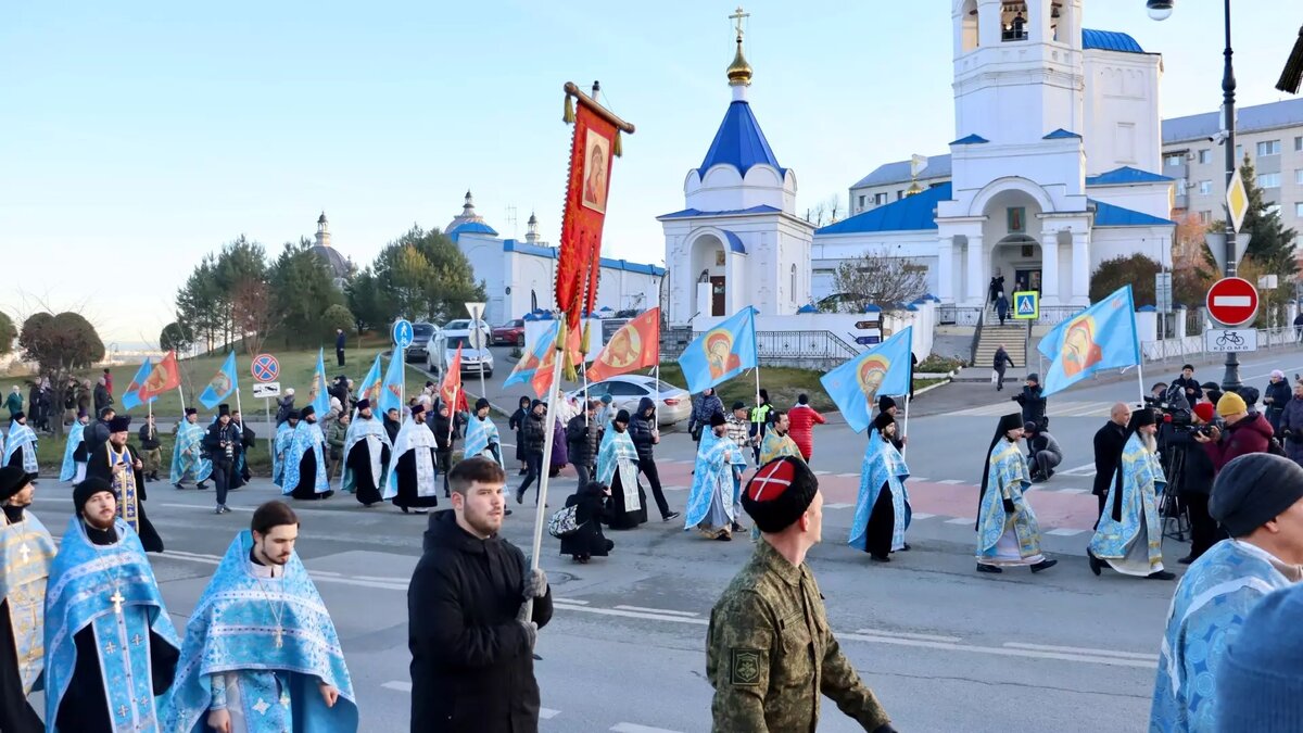     В столице Татарстана прошел крестный ход в праздник Казанской иконой Божией Матери и Дня народного единства. Корреспондент Inkazan побывал на месте и запечатлел общегородское мероприятие.