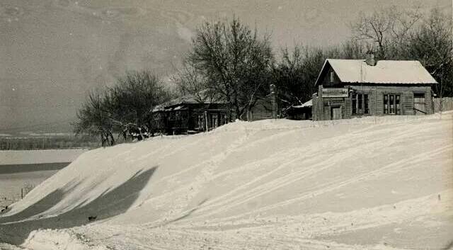  До начала 1970-х застройку Ярмарочного спуска составляли бараки и деревянные домишки, принадлежавшие городской инфекционной больнице.